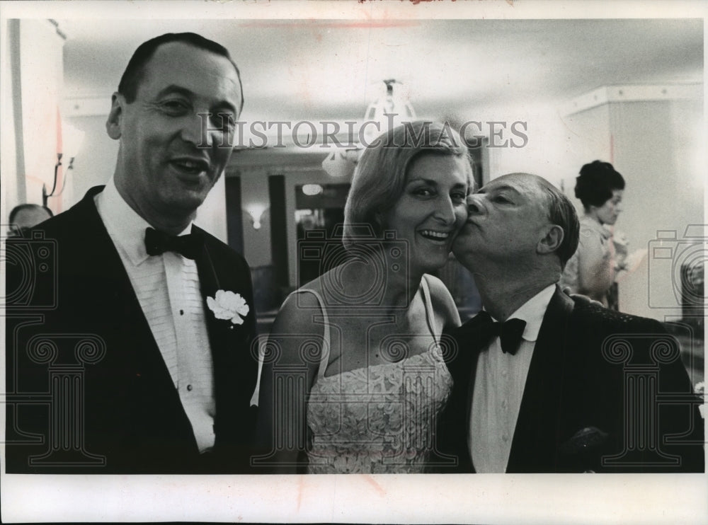 1965 Press Photo Sidney Doppelt couple meet George Jessel at Mount Sinai area - Historic Images