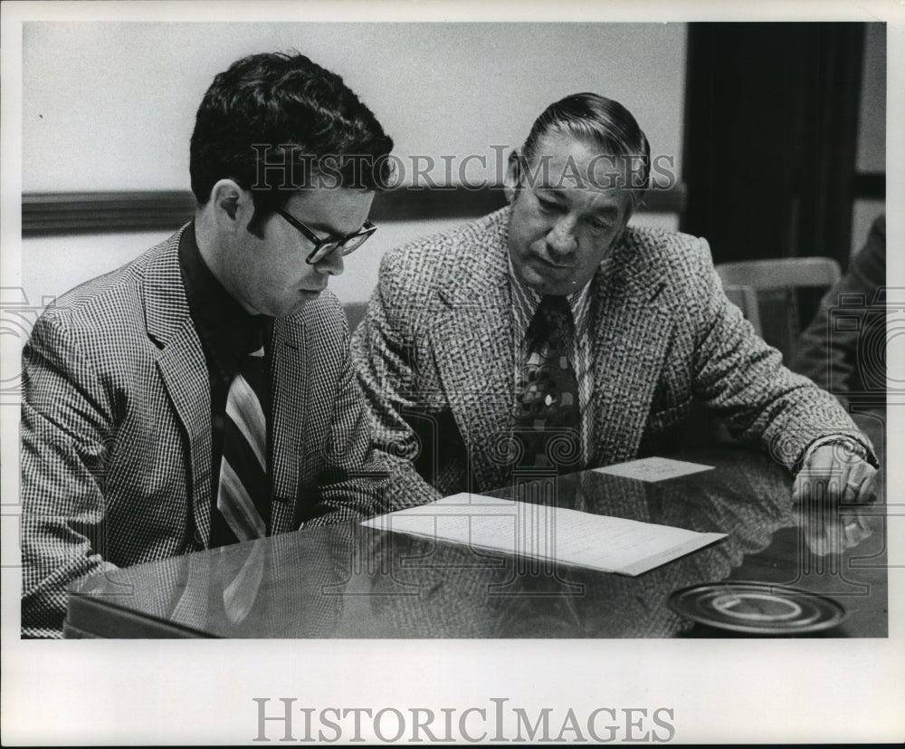 1973 Press Photo Attorney Bruce O&#39;Neill and client Paul Des Jardins - mja93828-Historic Images