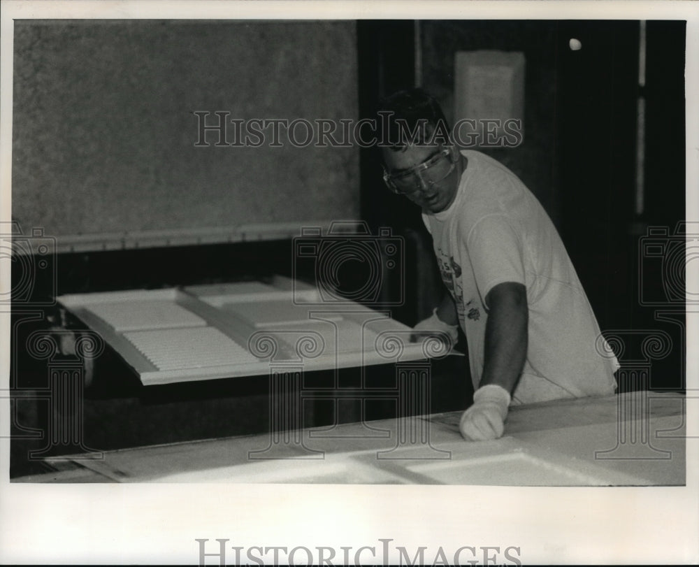 1991 Press Photo Design House Employee, Paul Machmueller operates a trimmer-Historic Images