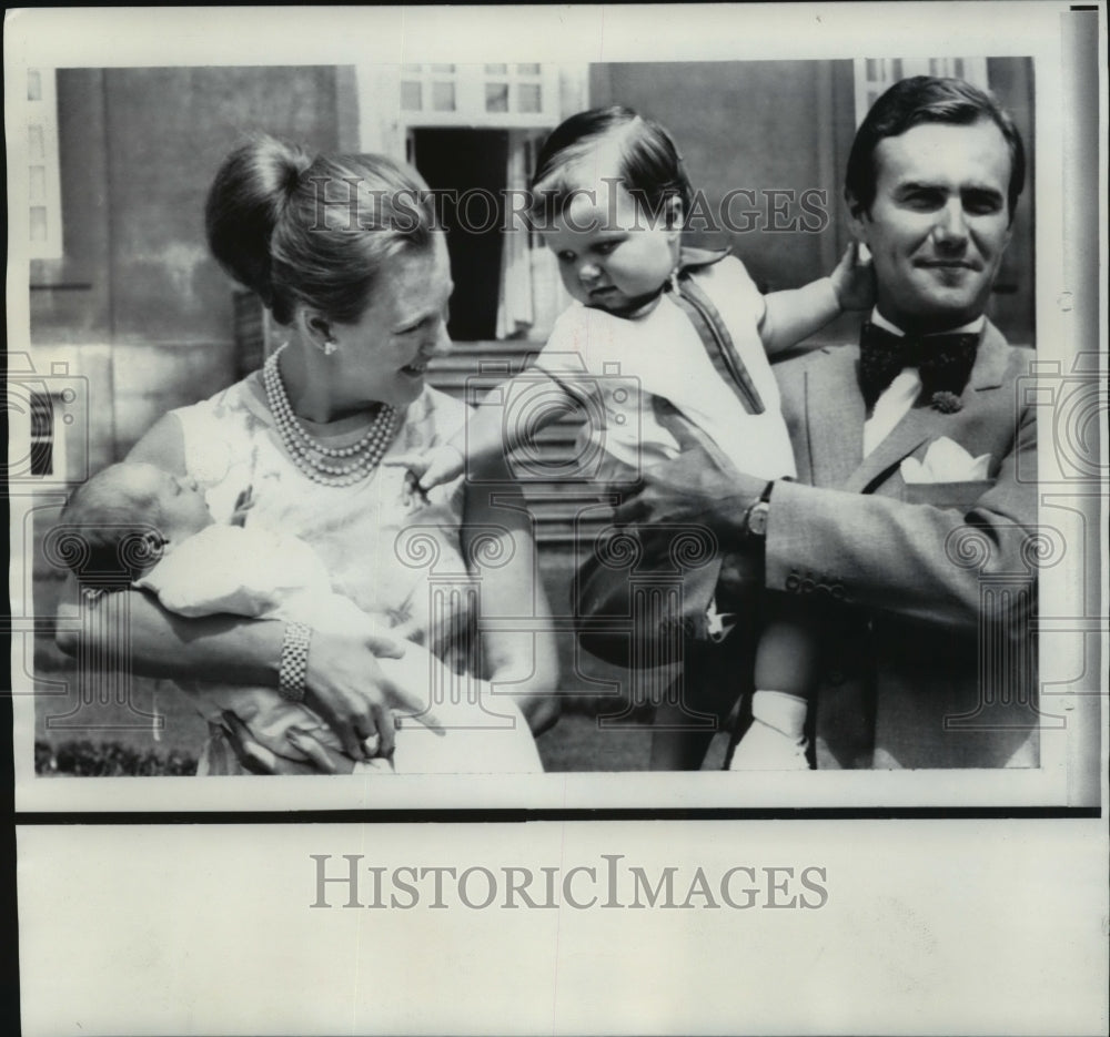 1969 Press Photo Danish Princess Margrethe, and family, with Henri de Monzepat - Historic Images