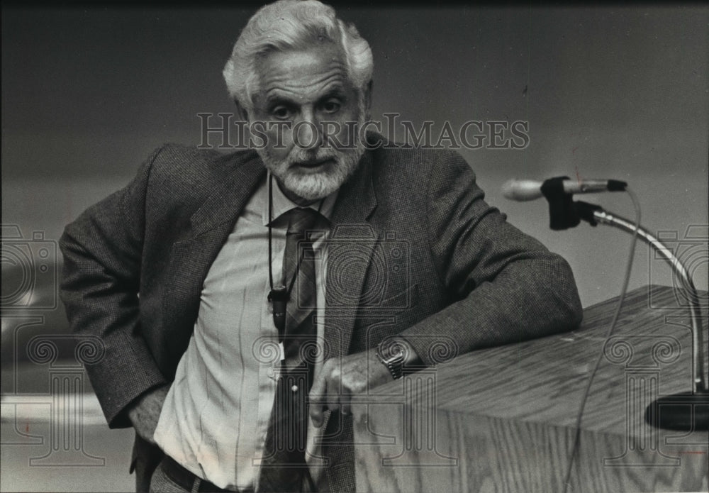 1989 Press Photo Professor Carl Djerassi lectures at University of Wisconsin-Historic Images
