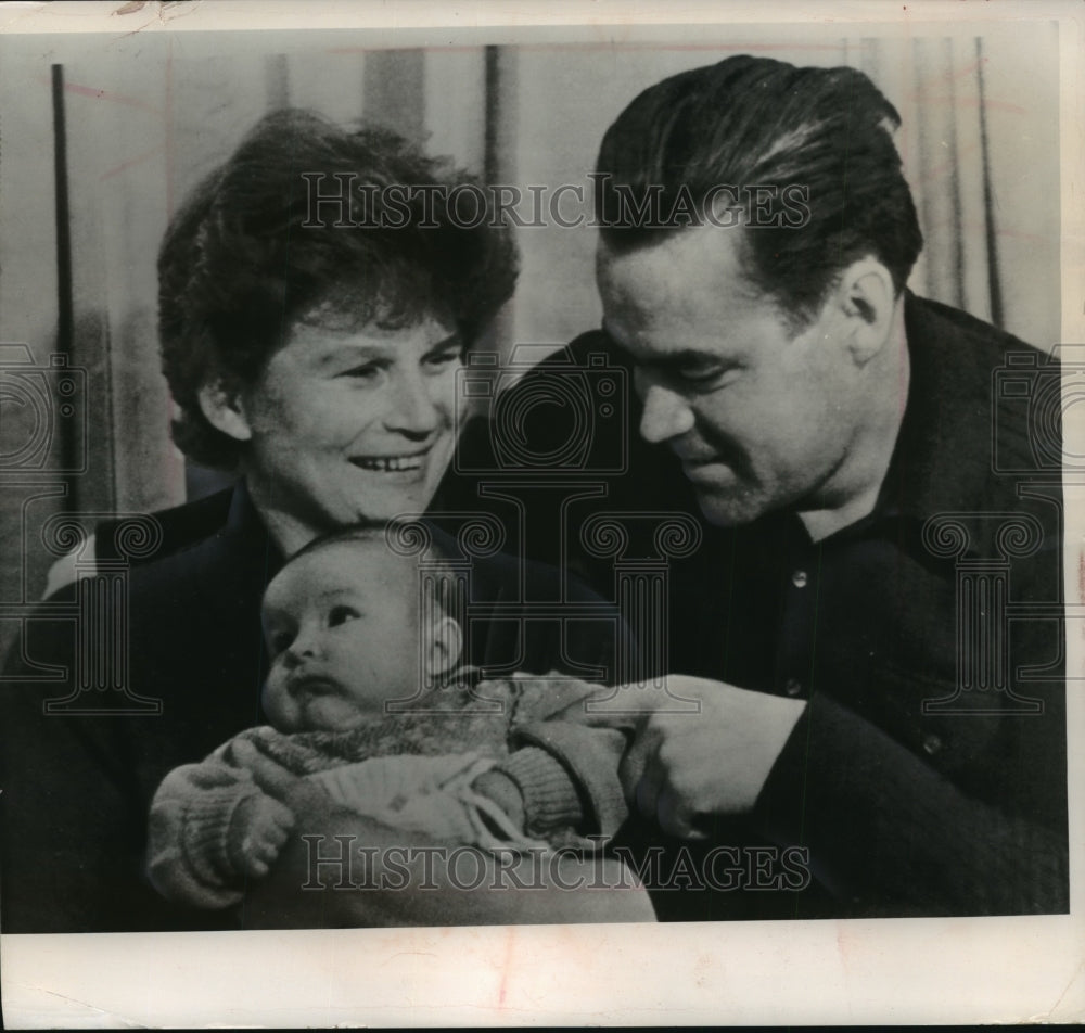 1964 Press Photo Andrian and Valentina Nikolayev with daughter, Lenochka, Moscow - Historic Images