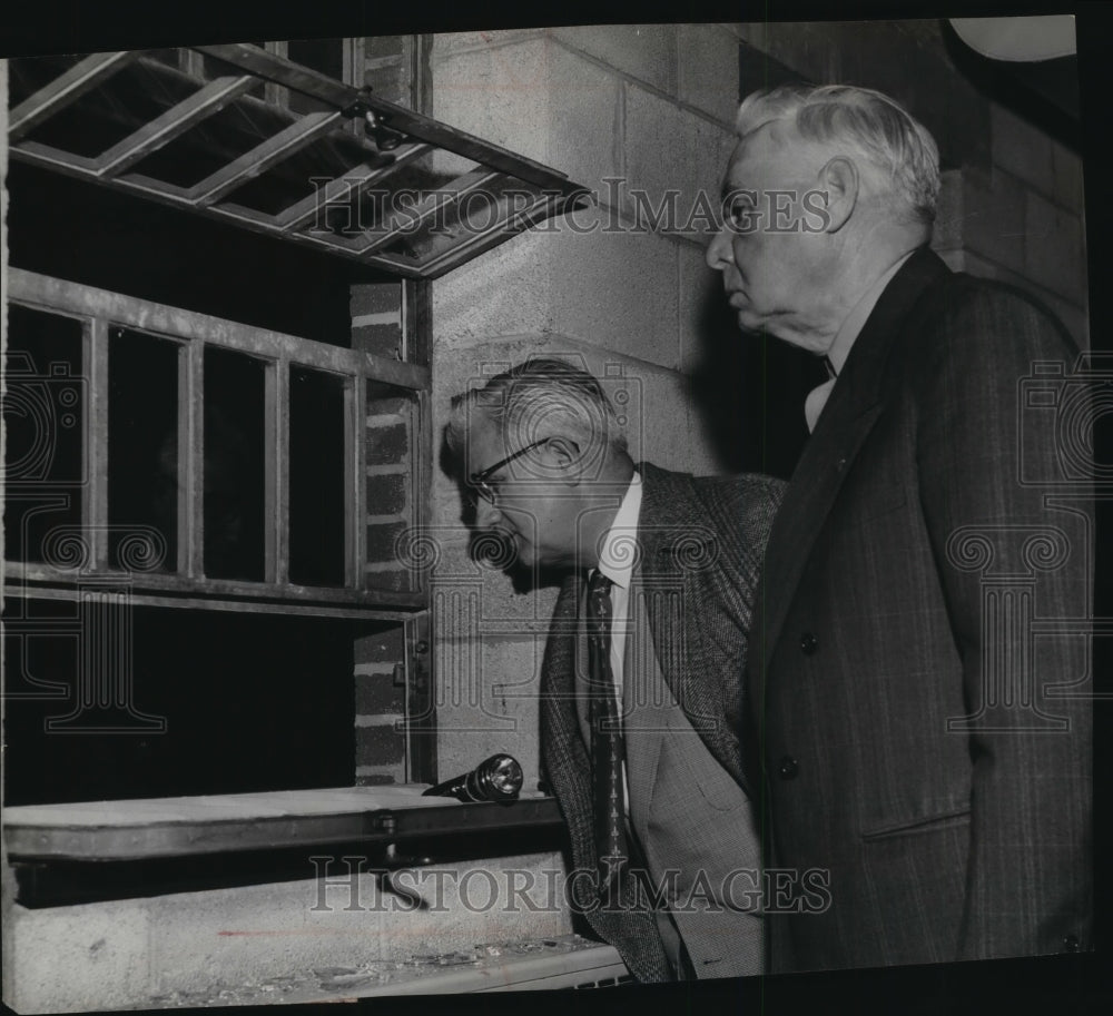 1953 Press Photo Sheriff Max Bareyah &amp; Joseph Drewniak investigate window escape-Historic Images