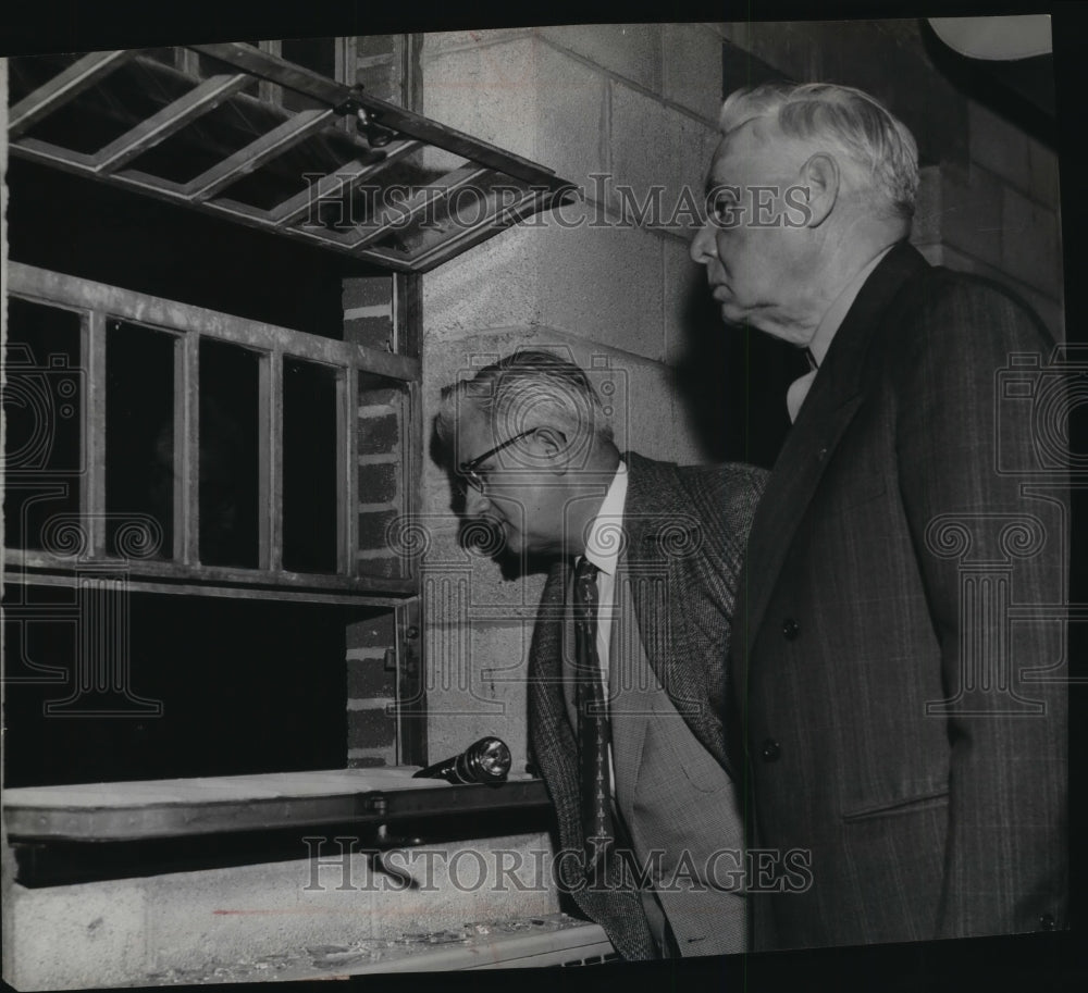 1953 Press Photo Sheriff Max Bareyah & Joseph Drewniak investigate window escape-Historic Images