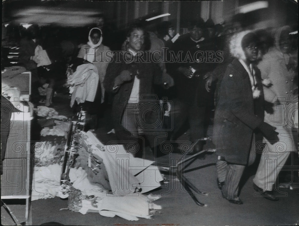 1970 Press Photo Demonstrators invade the Boston Store in Milwaukee - Historic Images