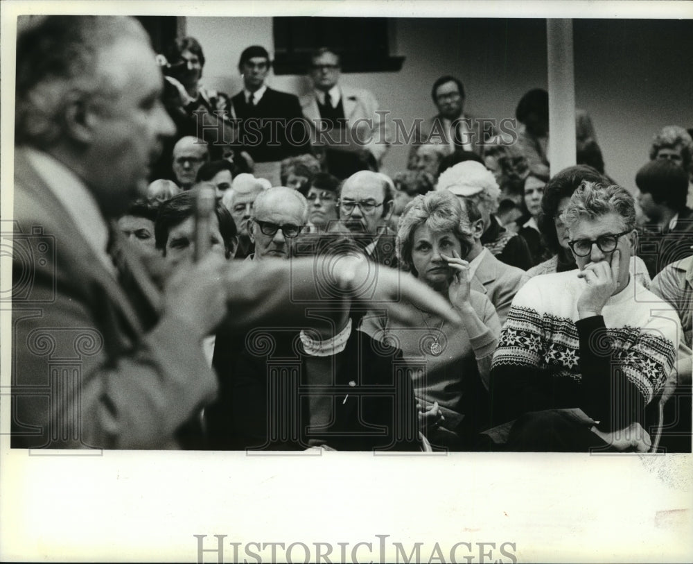 1982 Press Photo Governor Dreyfus at town hall meeting at Mequon City Hall - Historic Images