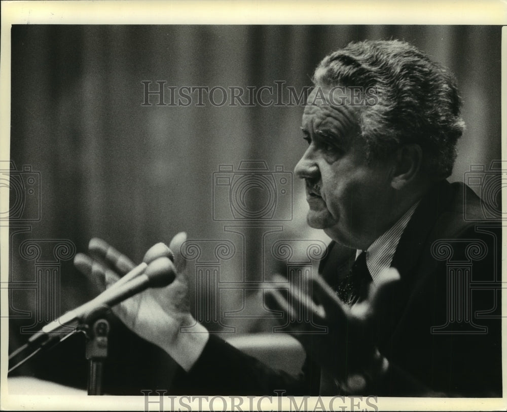 1977 Press Photo Lee S. Dreyfus speaking - mja94042 - Historic Images