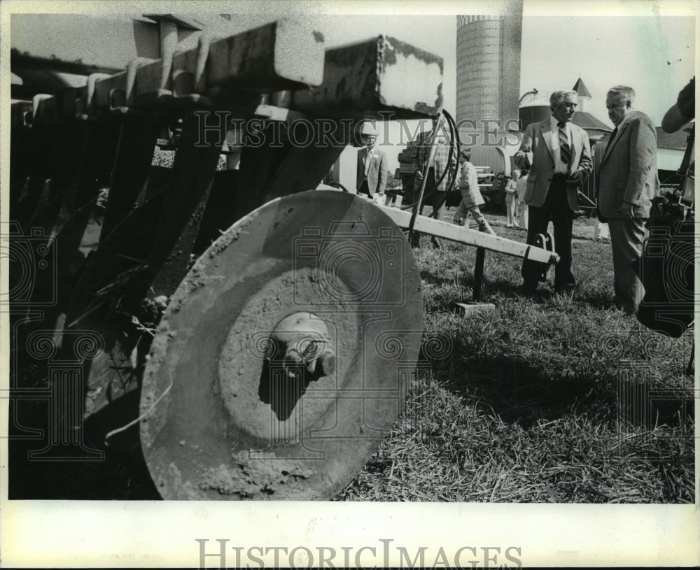 1982 Press Photo George Blaska Showing Gov. Dreyfus His Family's Farm - Historic Images