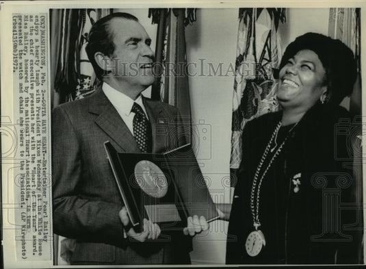 1972 Press Photo Richard Nixon gives Pearl Bailey the "Heart of the Year" award - Historic Images