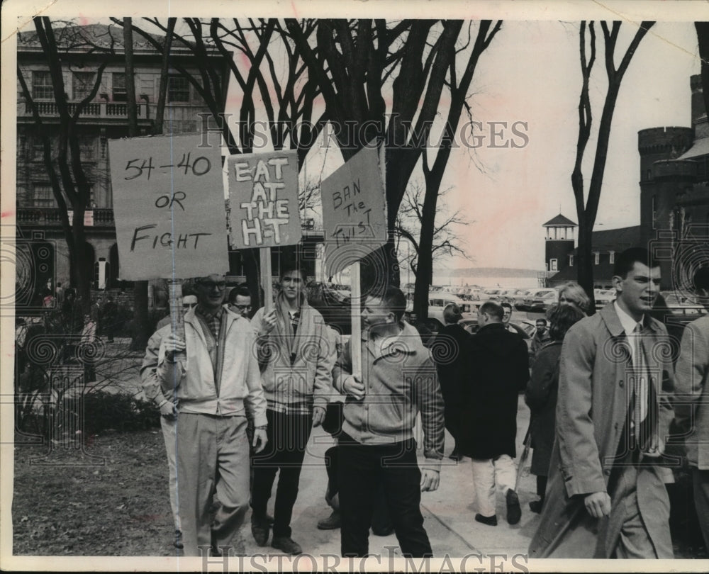 1962 Press Photo Students mock the other sign carriers at a rally in Milwaukee - Historic Images