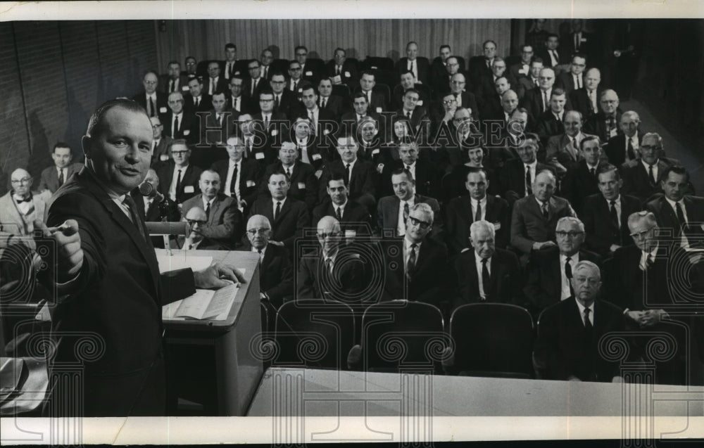 1967 Press Photo Robert Doucette, president of Milwaukee Insurance Co., presents- Historic Images