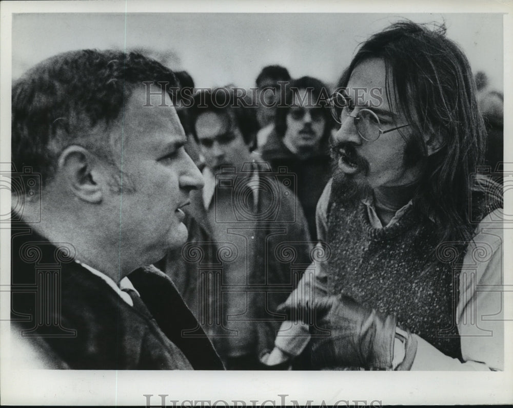 1975 Press Photo Veterans protest at the Vets Administration Hospital, Milwaukee - Historic Images
