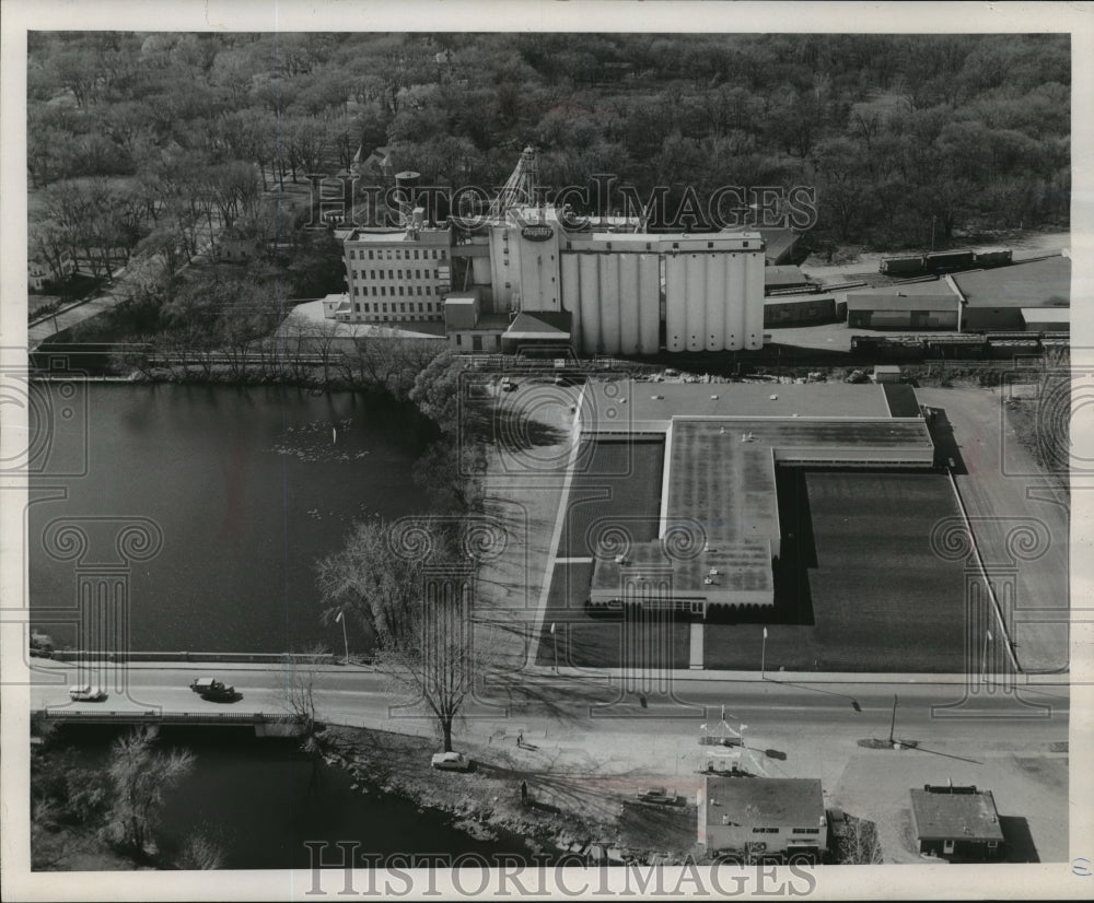1964 Press Photo Aerial view of Doughboy Industries mill and offices complex-Historic Images