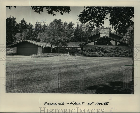 1983 Exterior of Mr. & Mrs. Lee Dreyfuses' home in Hull, Wisconsin-Historic Images