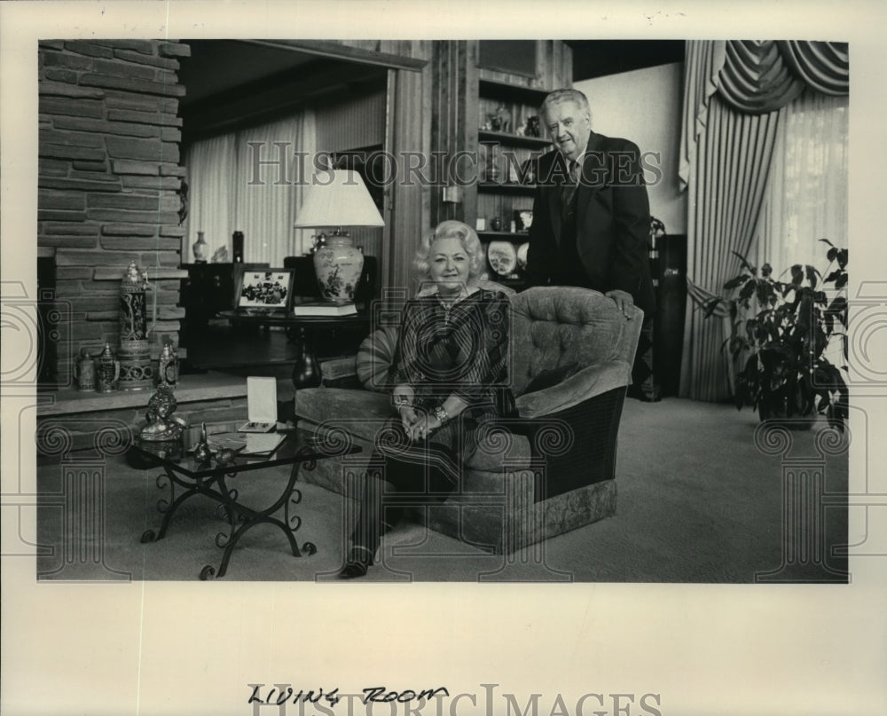 1983 Press Photo Former Governor Lee Dreyfus and wife in living room, Wisconsin-Historic Images