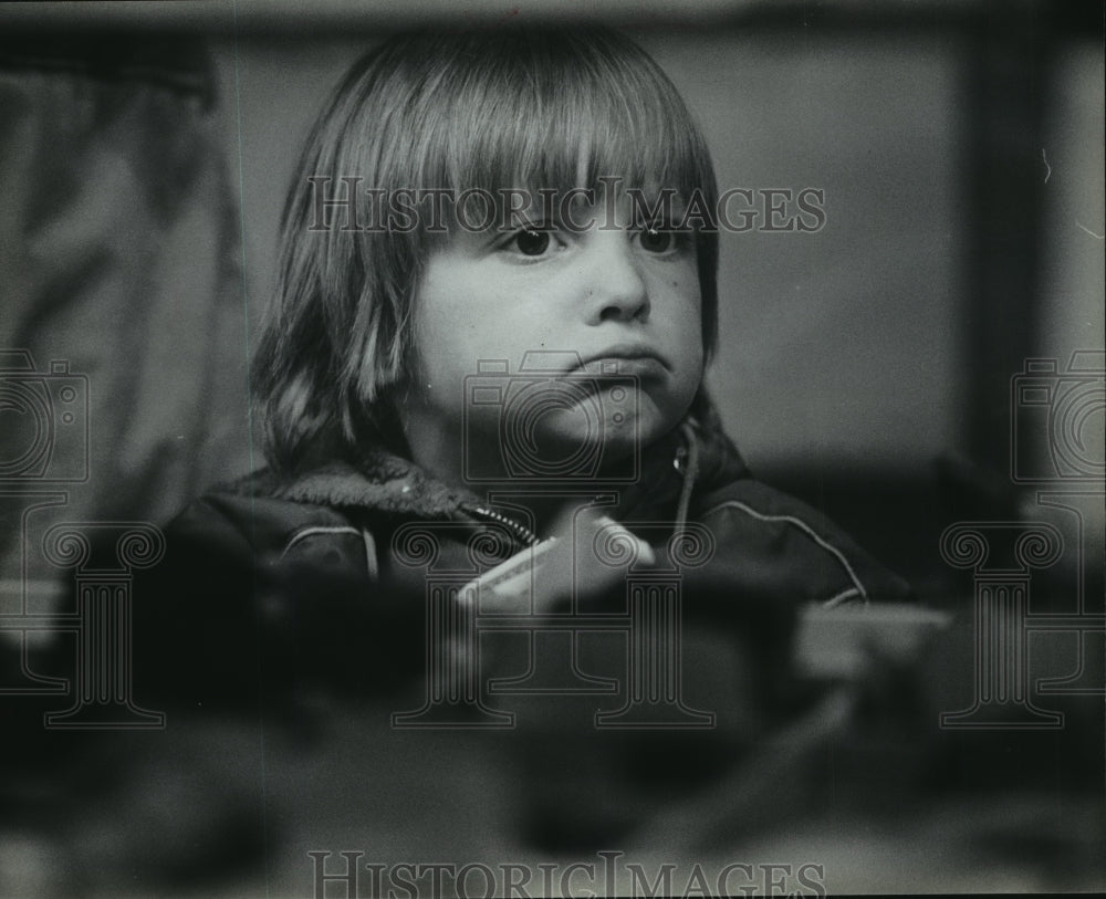 1981 Press Photo A Child observed at the Milwaukee Public Trading Post Museum - Historic Images