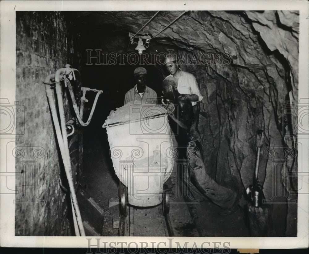 1941 Press Photo Workers in a diamond mine near Kimberley, South Africa - Historic Images