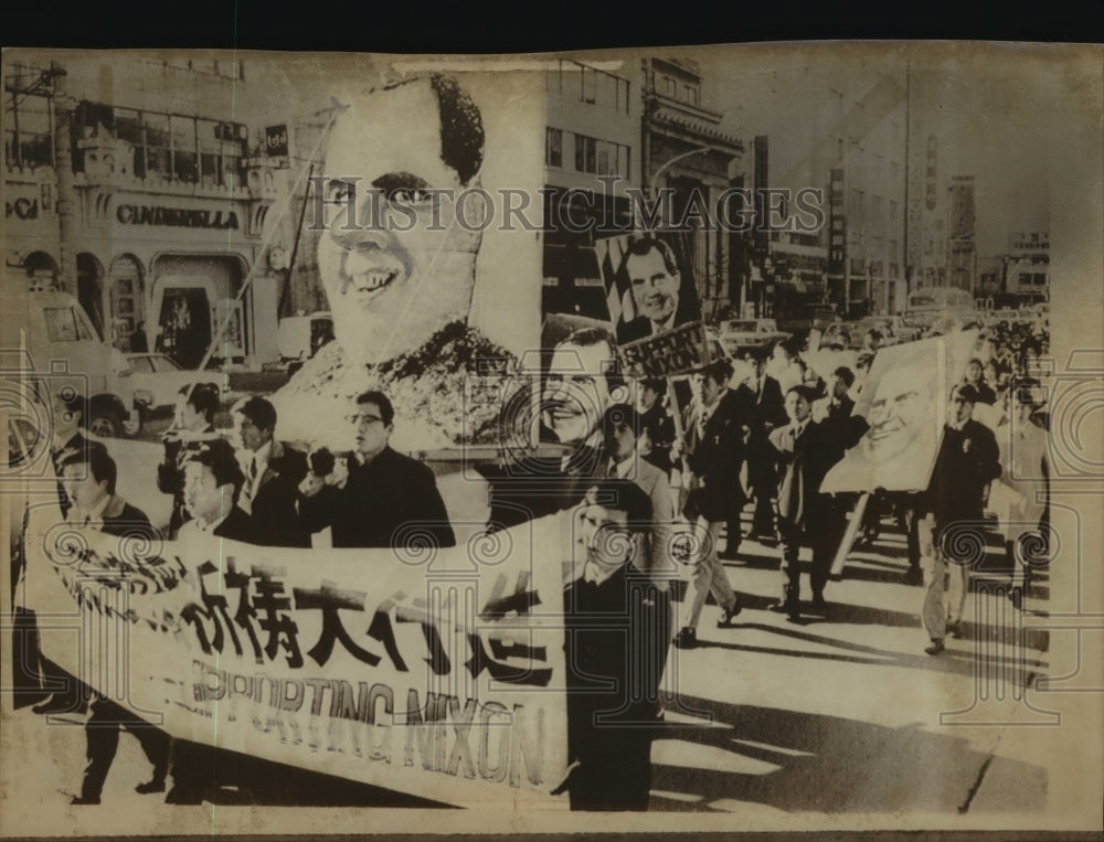 1974 Press Photo Tokyo Demonstrators carry banners to a rally in support Nixon - Historic Images