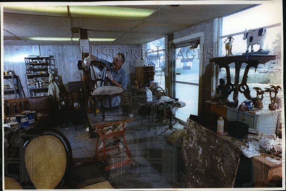 1993 Press Photo Dennis Dittman in his Genesee Depot Furniture Refinishing Shop - Historic Images