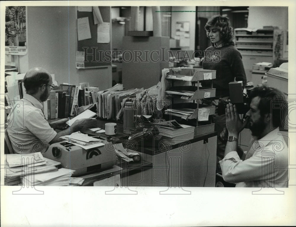1981 Press Photo Donna Jordan, photographer Andy Kouris, and TV critic Mike Drew-Historic Images