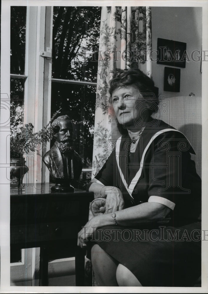 1963 Press Photo Mrs. John E. Dorr, of Milwaukee, is a Charles Dickens Authority- Historic Images