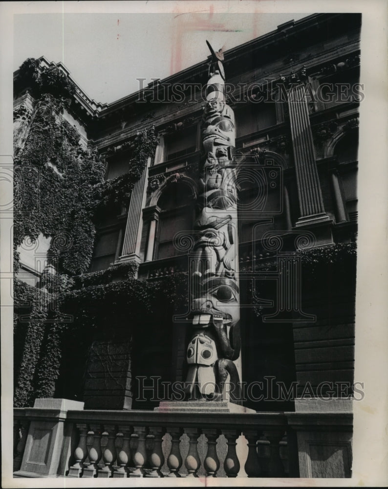 1962 Press Photo The Milwaukee Museum Haida totem pole - mja94529 - Historic Images