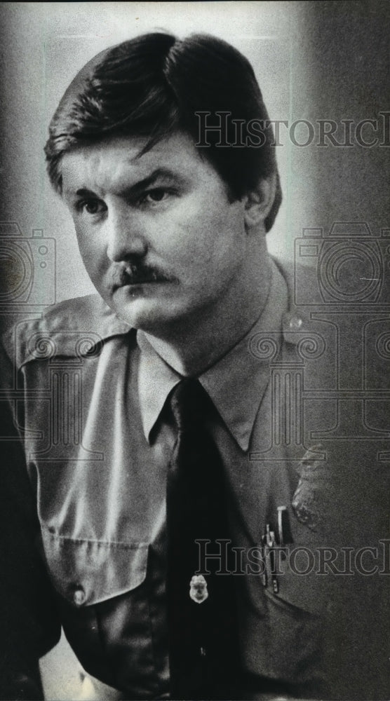 1981 Press Photo Milwaukee police officer Wayne Dobbratz during jury trial-Historic Images