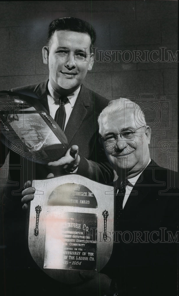 1964 Press Photo Clyde Furgason with Kurt Dretzka wins &quot;businessman of the year&quot;-Historic Images