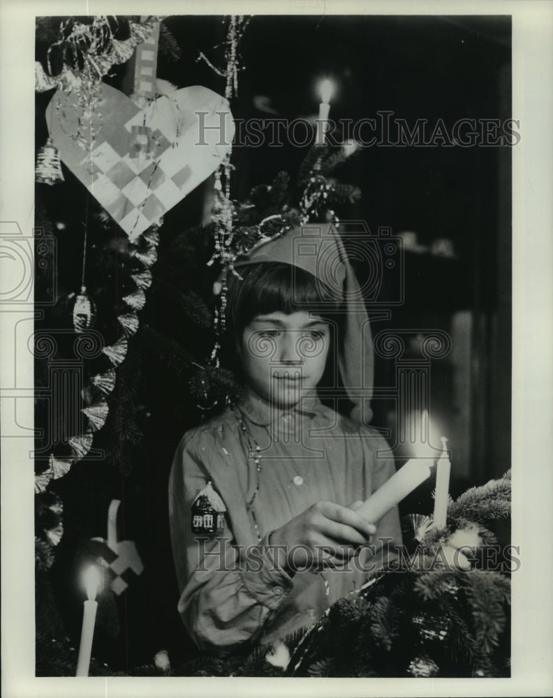 1982 Press Photo Danish child lighting candles on a tree on Christmas Eve - Historic Images