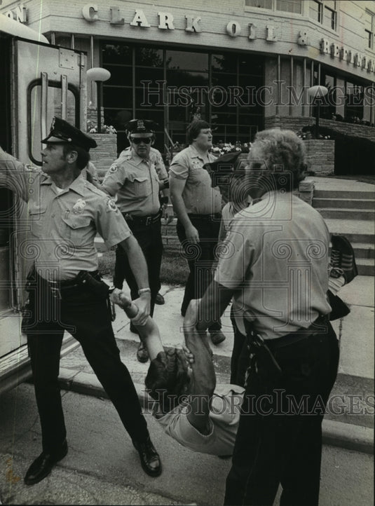 1980 Press Photo Police arresting a dealer in Milwaukee, Wisconsin - mja94810 - Historic Images