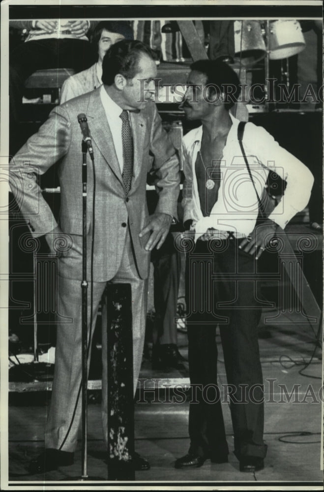 1972 Press Photo President Nixon and performer Sammy Davis Jr at a rock festival - Historic Images