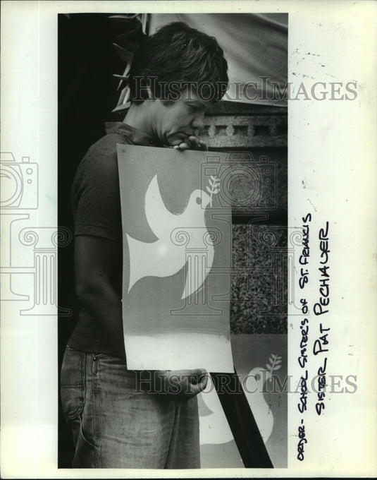 1982 Sister Pat Pechauer holding dove of peace at Federal Building - Historic Images