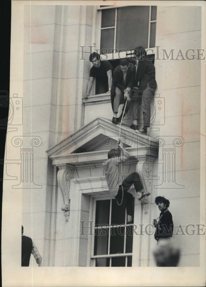 1969 Press Photo Welfare march protesters climbing Capitol building in Madison - Historic Images