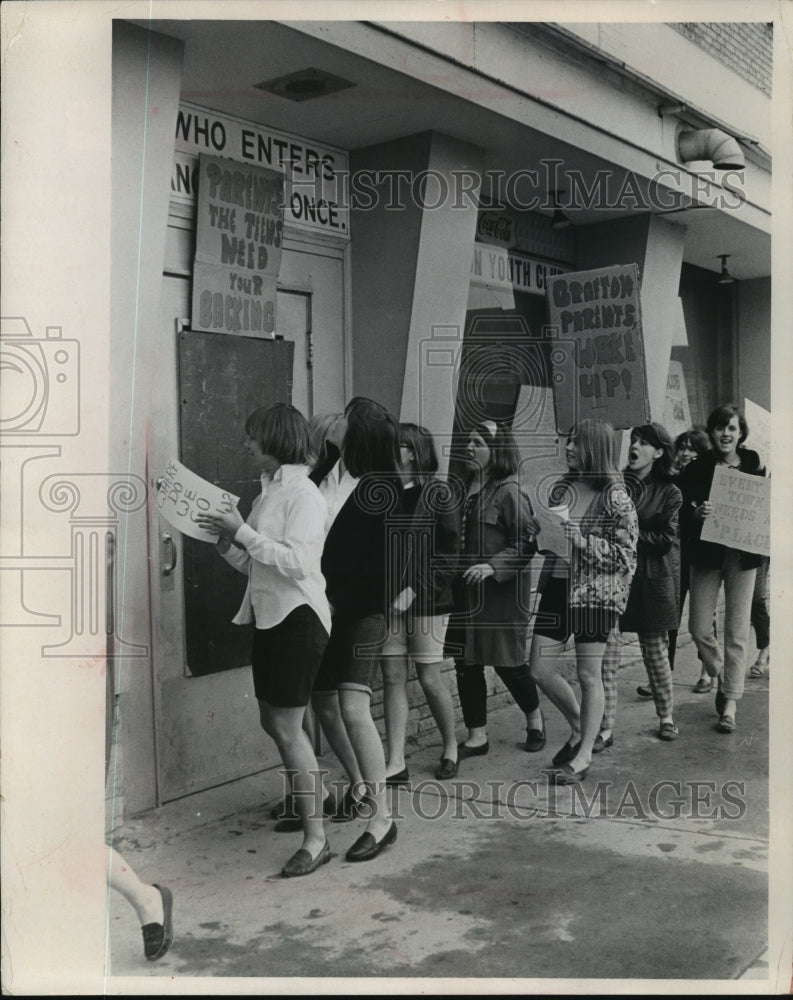 1967 Press Photo Girls protesting Grafton Youth Center closing, Wisconsin - Historic Images