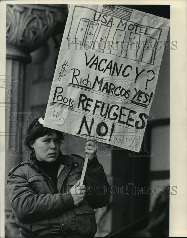 1986 Press Photo Colleen Robinson at protest against verdicts in Tuscon trial - Historic Images