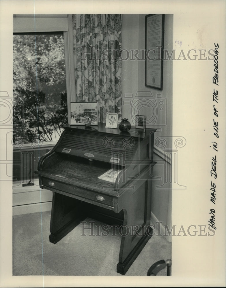 1983 Press Photo Governor Lee Dreyfus&#39; desk that once belonged to his mother - Historic Images