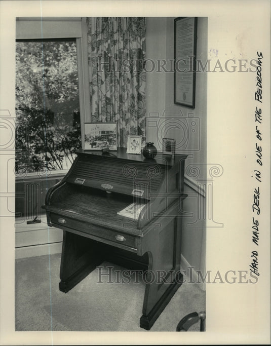 1983 Press Photo Governor Lee Dreyfus' desk that once belonged to his mother - Historic Images
