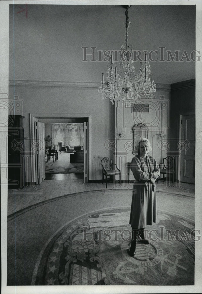 1979 Governor&#39;s wife Joyce Dreyfus poses in reception room Wisconsin-Historic Images