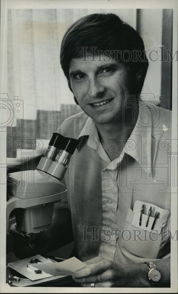 1975 Press Photo Martyn J. Dibben, the museum&#39;s new curator of botany - Historic Images