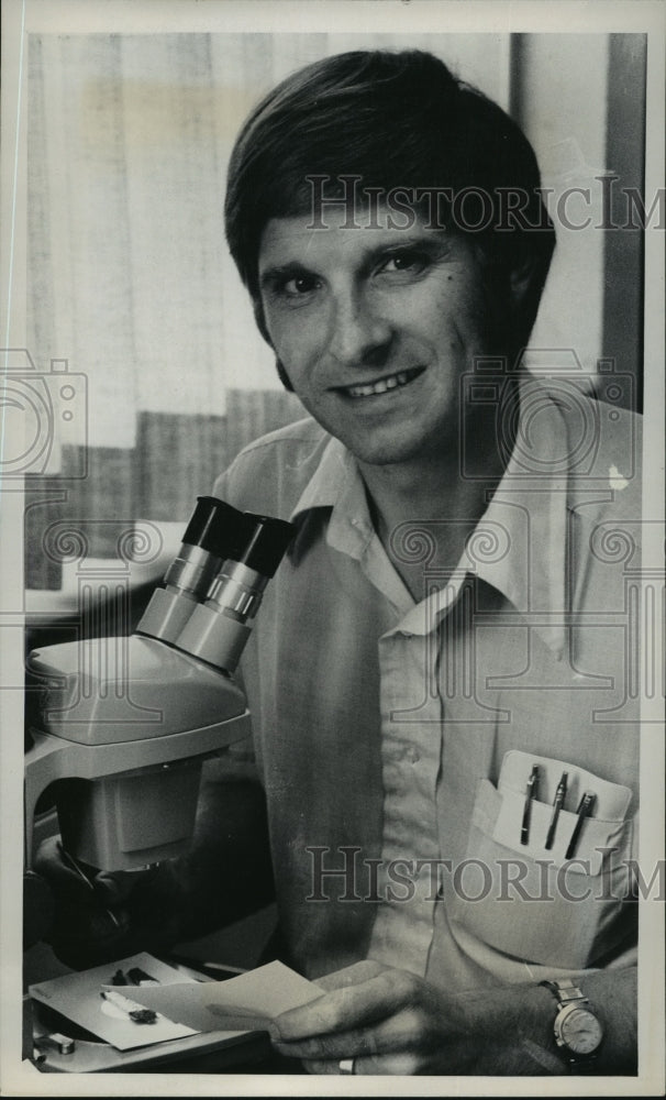 1975 Press Photo Martyn J. Dibben, the museum's new curator of botany - Historic Images