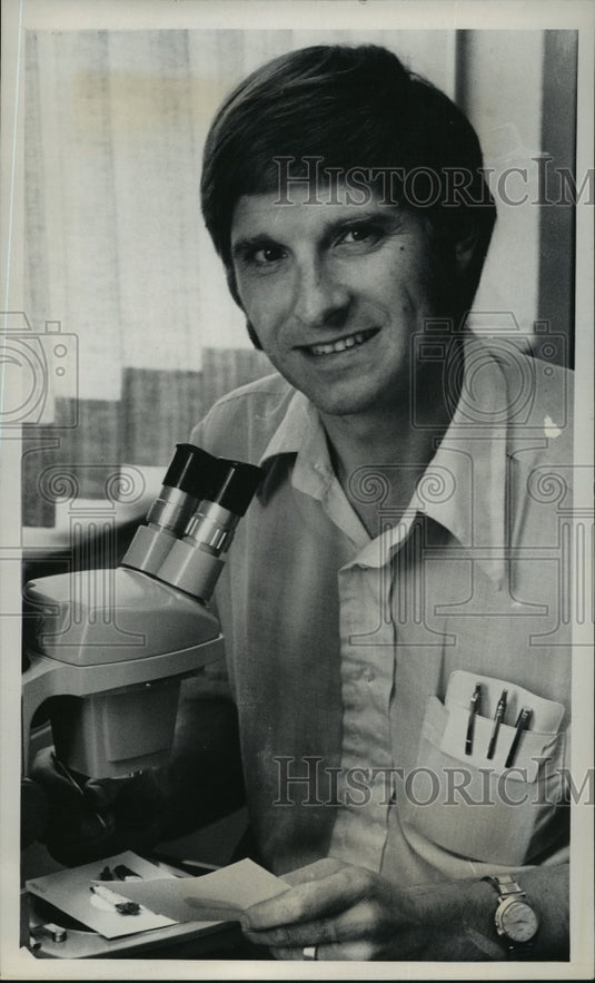1975 Press Photo Martyn J. Dibben, the museum's new curator of botany - Historic Images