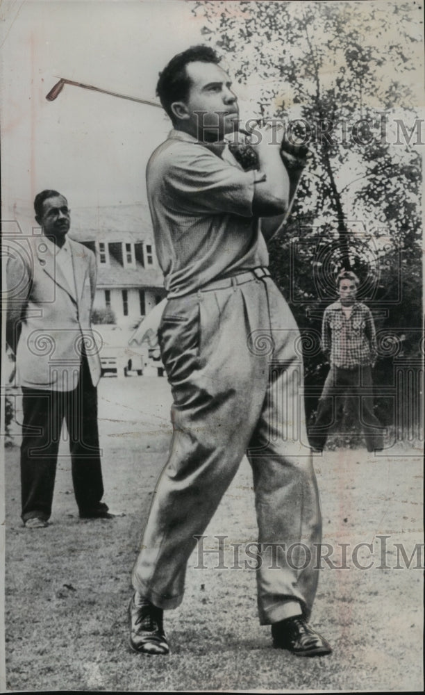 1953 Press Photo Vice-President Nixon playing golf at Spring Lake N.J.- Historic Images