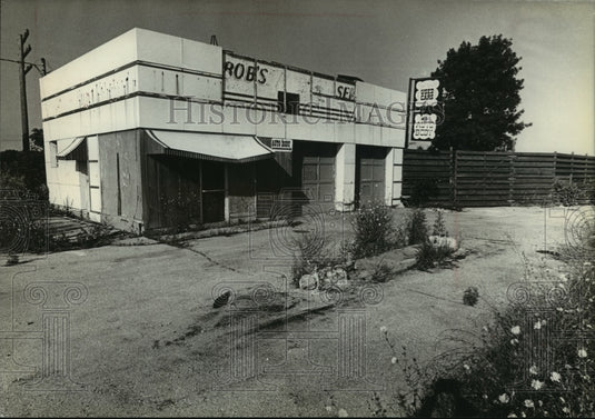 1980 The abandoned service station near Delafield, Wisconsin - Historic Images