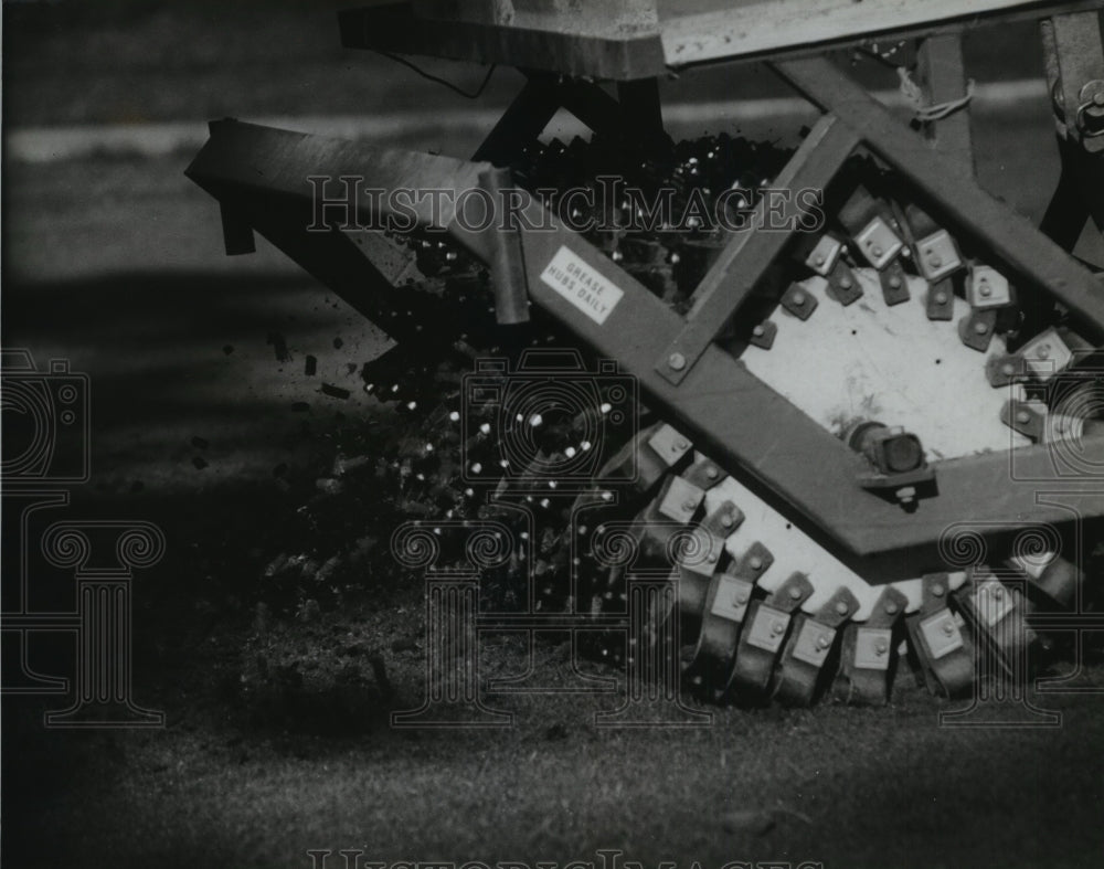 1994 Press Photo Tractor aerates out Naga-Waukee Gold Course in Wisconsin - Historic Images