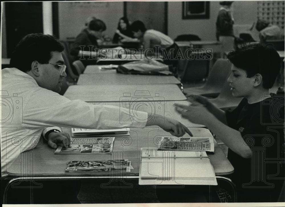 1992 Press Photo Enrique De Orbeta and Alfredo Mercado discuss &quot;The Fly&quot; comics - Historic Images