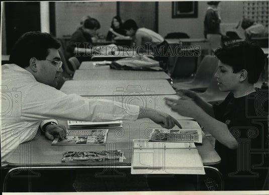 1992 Press Photo Enrique De Orbeta and Alfredo Mercado discuss "The Fly" comics - Historic Images