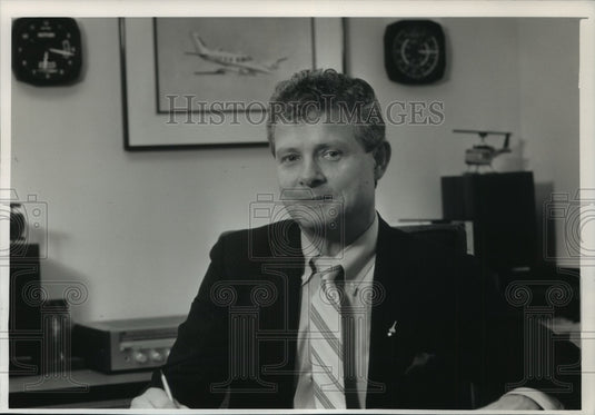 1989 Harry Dennis, owner of The Executive Committee in Glendale - Historic Images