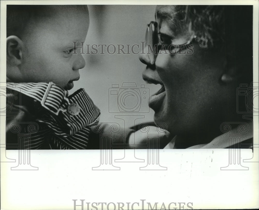 1982 Press Photo Bessie Gray, of Grays&#39; Child Development Center, Shares a Smile - Historic Images