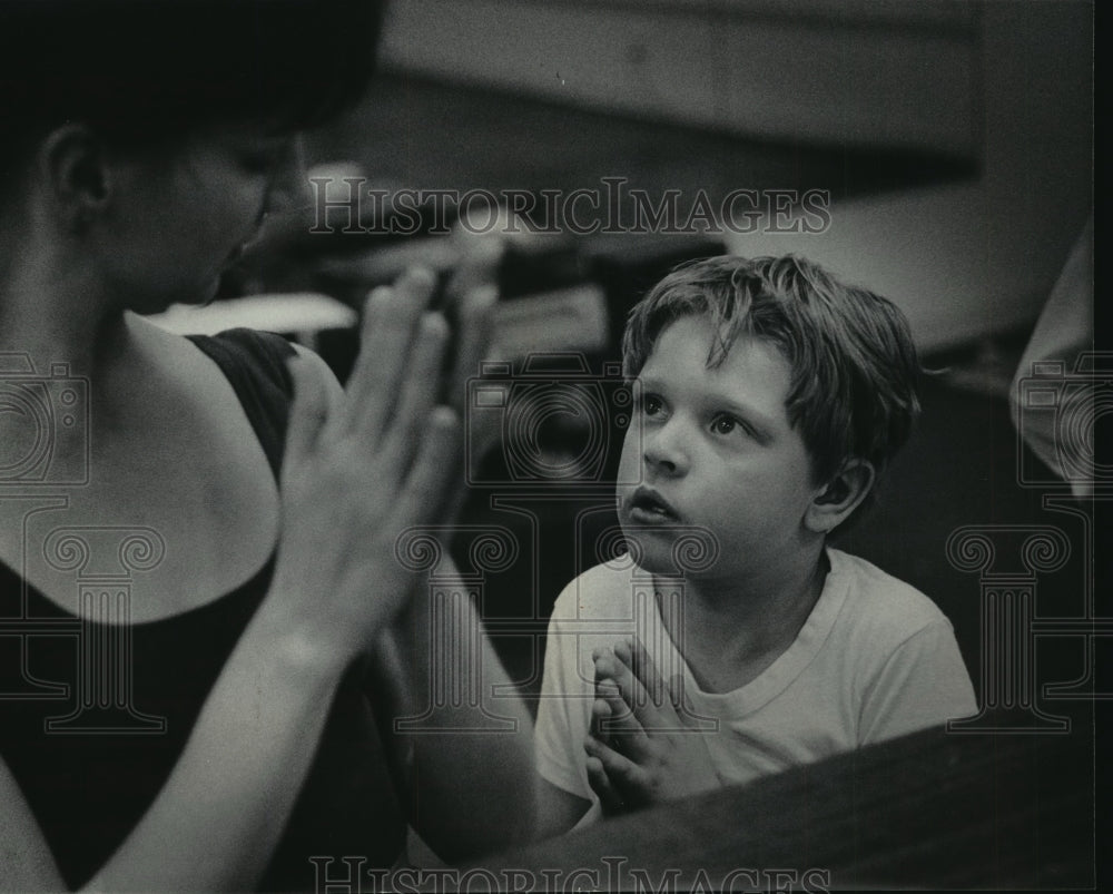 1985 Shelly Cates teaches a student rhythm by clapping - Historic Images