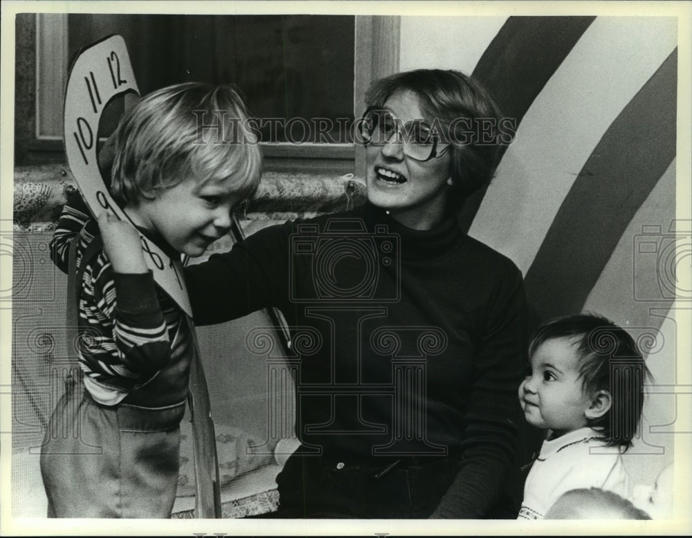 1989 Julie Gneiser spent time with children at her Green Lake center - Historic Images